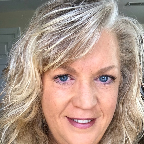 Meet your Posher, Laura - Picture 2 of 2